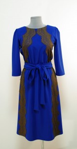 Расклешенное платье синего цвета с коричневыми кружевами