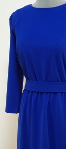 Платье из яркой синей плотной ткани