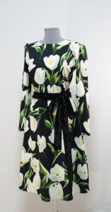 Черное платье с белыми тюльпанами