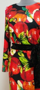 Платье из черной ткани с красными яблоками