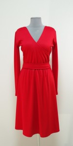 Платье красного цвета с декольте на запах зима