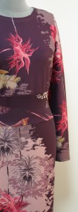 Платье из ткани цвета баклажан
